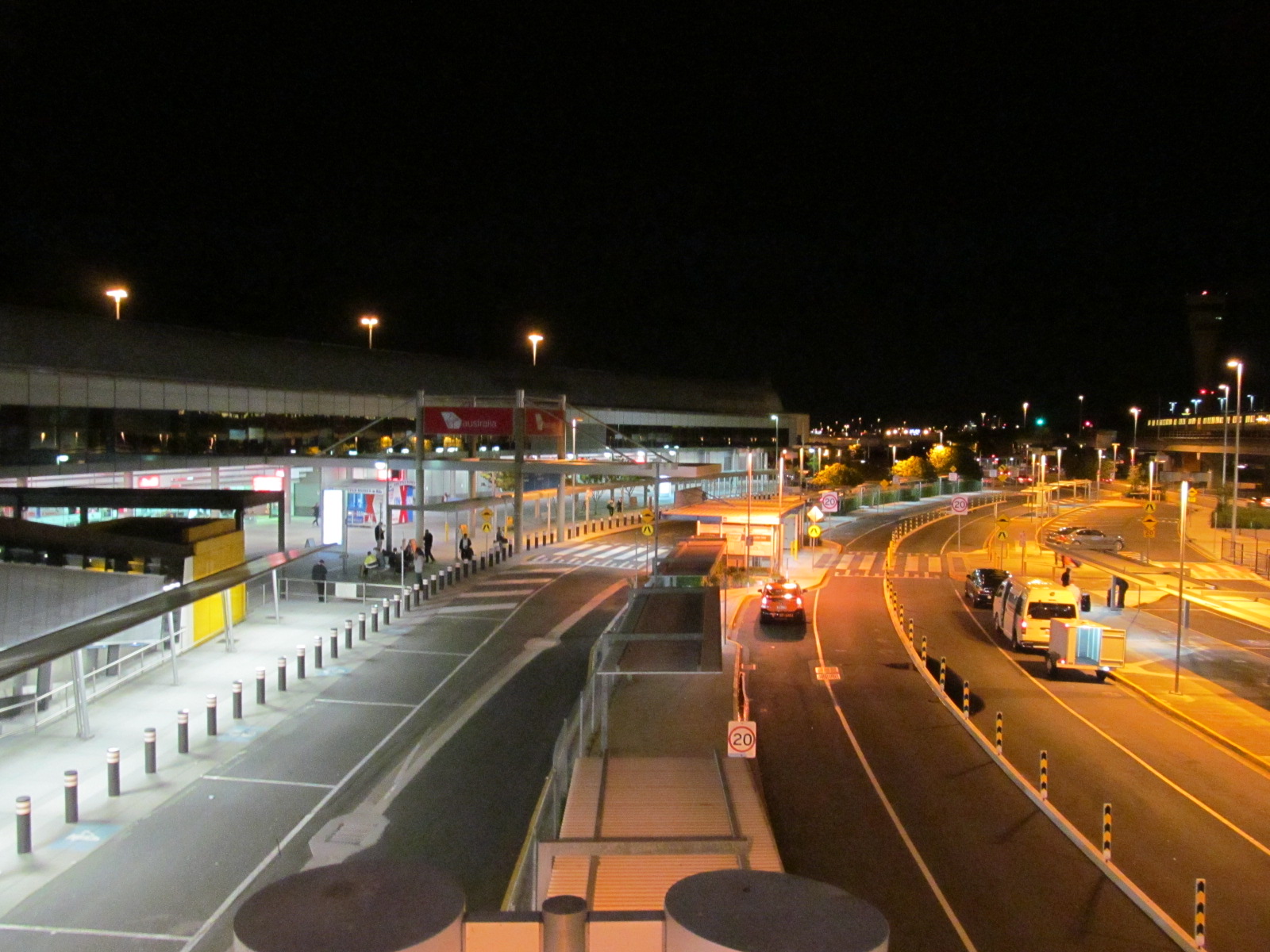 Brisbane_Airport_front_from_bridge_night